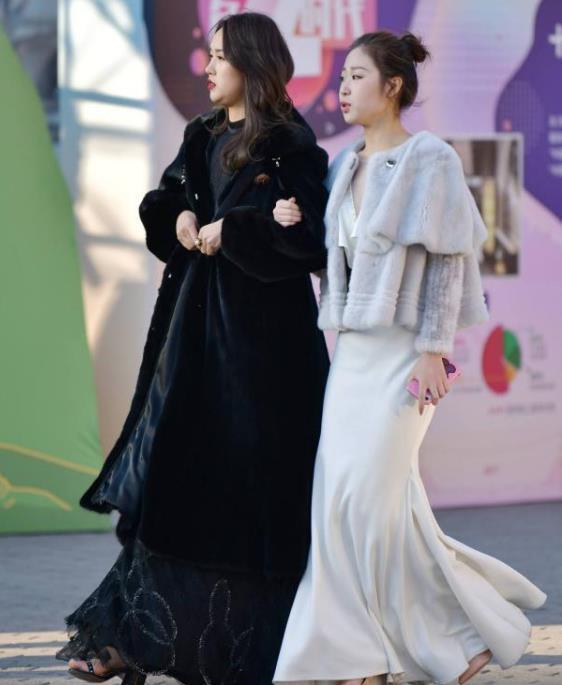 【气质】街拍瑰姿艳逸的美女,一条灰色的连衣裙,时尚清爽魅力气质