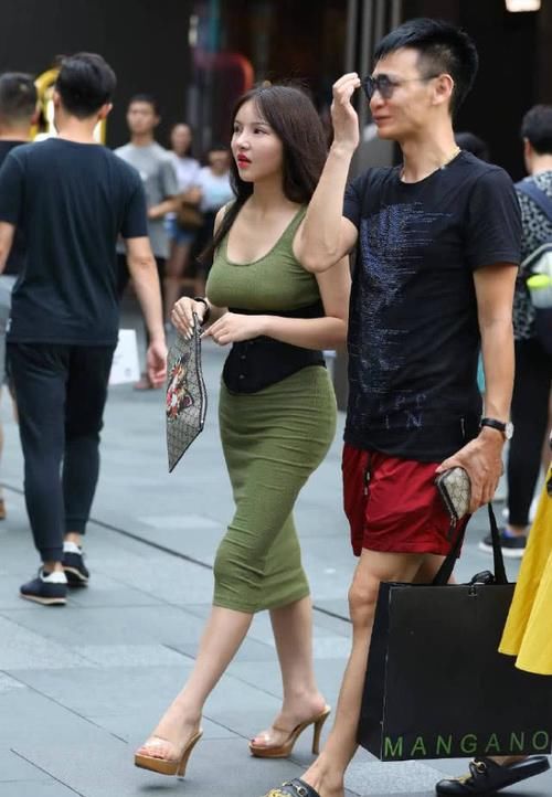  #个性#“自然”色长裙配塑腰 轻松搭出小蛮腰 个性又可爱