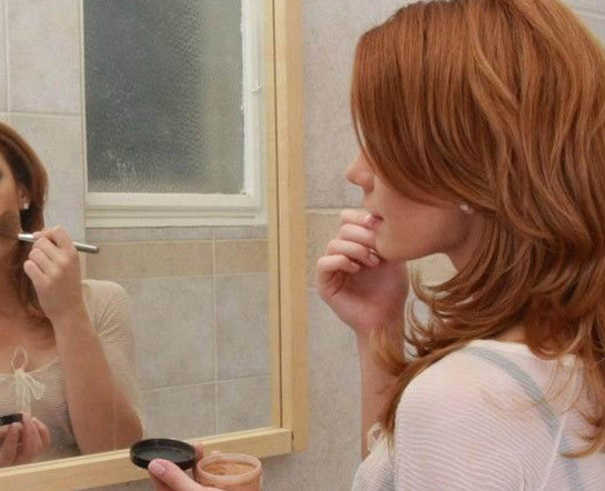 一女孩化妆不为展现自己的美而是看了会让人害怕