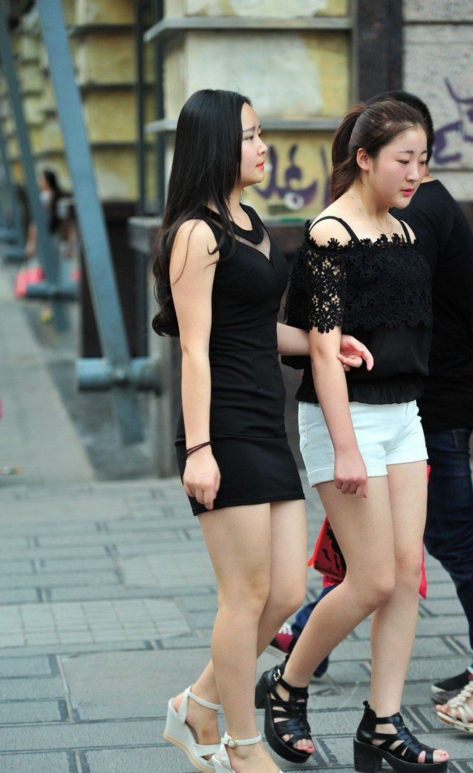 商业街区街拍:微胖型的两个美腿美女，端庄秀丽