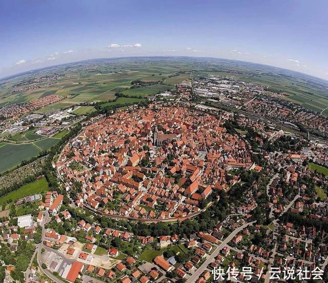 世界最昂贵的小镇,城墙内镶有7.2万吨钻石,游客来这禁止带工具