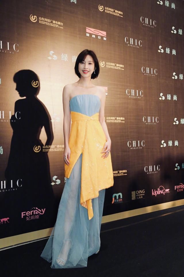 张俪穿蓝色抹胸裙现身，还要套一条半身裙，网友:裙子太透没办法