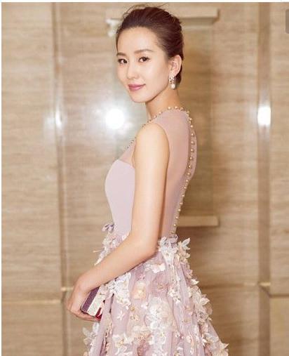 同样穿粉色裙子,李沁是公主,刘诗诗是女神,各有各的特色