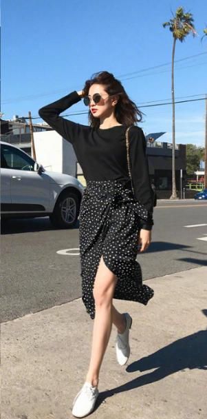 牛仔裤可以分分钟穿出自己的品质感，浅蓝色搭碎花上衣最撩人