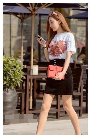 街拍:图二美女穿低腰牛仔短裤,清凉舒适!图五小姐姐迷倒众人!