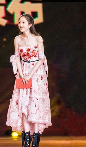 蒋梦婕真重口! 这裙子真像染了血的床单, 更辣眼的是脚上那双鞋!