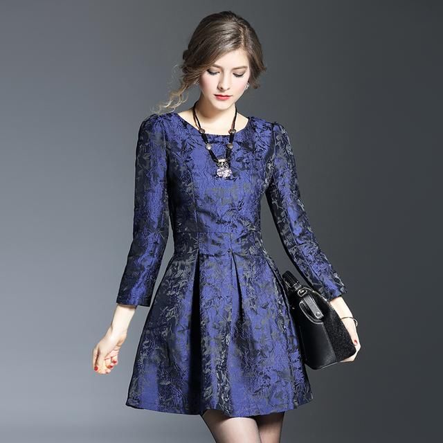 “旗袍”送我都不要，这薄款欧货裙，时尚优雅，轻松穿出优雅感