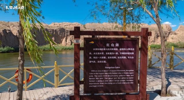 这个美丽的湖泊很低调，隐藏在宁夏银川的峡谷断崖间