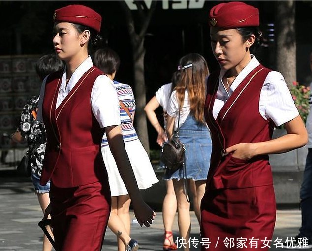 街拍 空姐下班途中, 肉丝袜令人目不转睛，性感美丽!