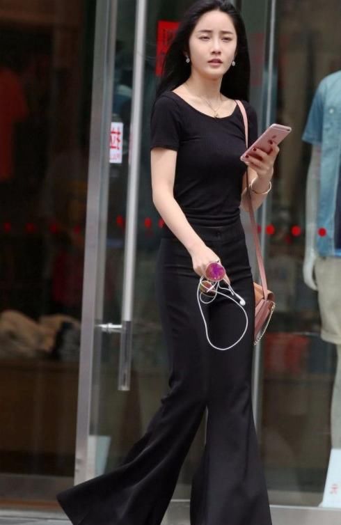  喇叭裤|街拍气质美女：紧身上衣加喇叭裤，看上去格外修长