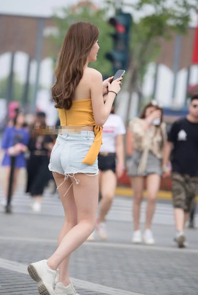 清纯小姐姐小热裤显出修长美腿，黄色抹胸包裹的傲人上围让人移不