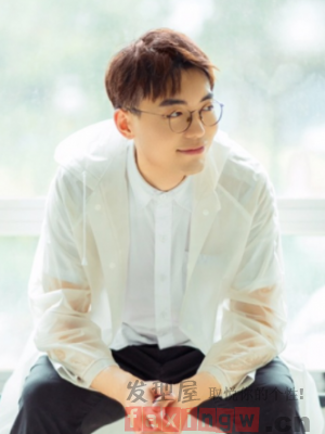 男生时尚刘海发型 换个更帅方式迎接秋季
