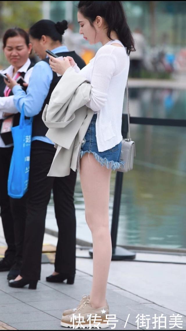 扎着马尾穿着热裤的小姐姐，完美无瑕！