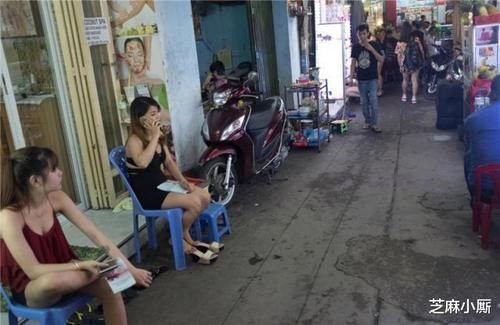  #无疑还#中越边境的美女小贩，什么都敢卖，却有样东西让中国男性接受不来