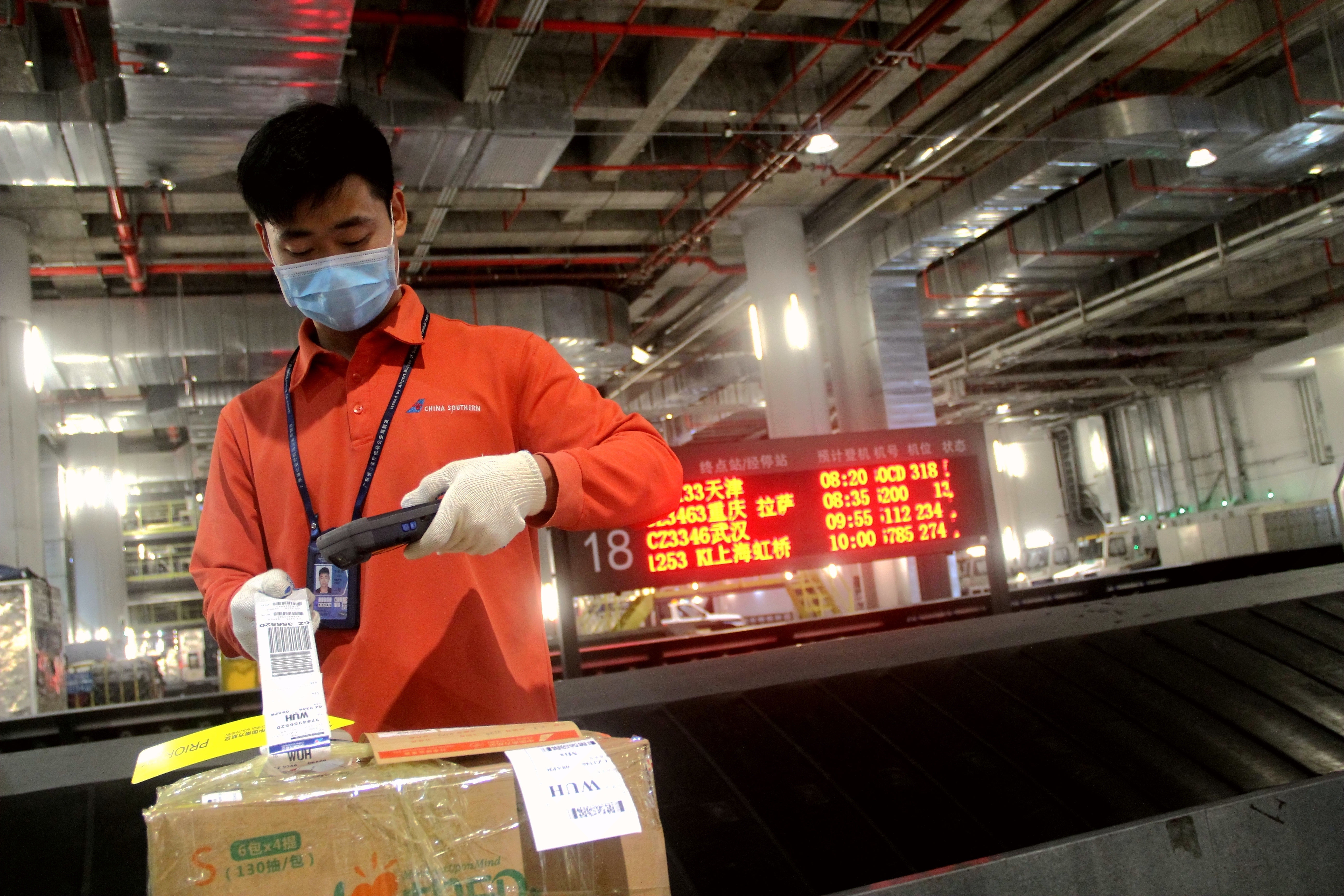  [经济舱全价]8日白云机场保障4个往返武汉航班 未来一周机票最低7.3折