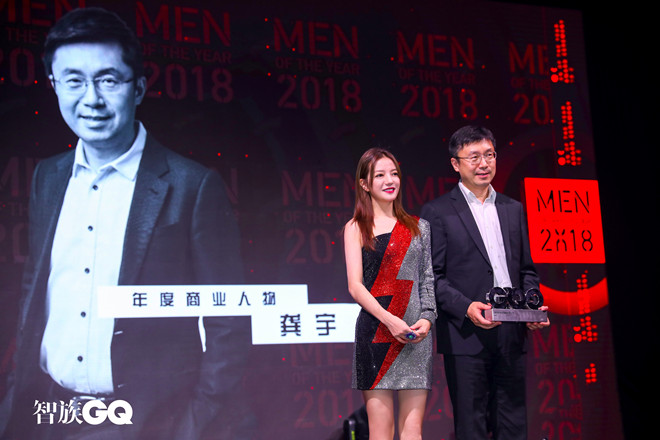 赵薇半裸肩亮片裙装亮相 瘦下来的她美回18岁