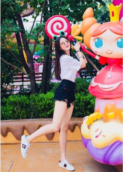 杨超越真尴尬!本想在机场秀身材，不料外露的“安全裤”却成亮点