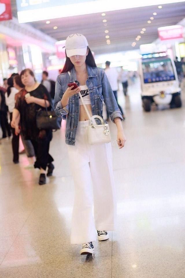 本以为乔欣穿露脐装很美了，没想到王鸥的出现才明白什么是好身材