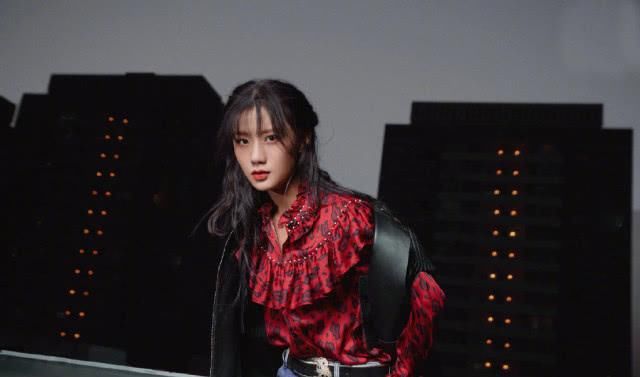 『感十足』她被《创造101》淘汰，今穿拼接皮衣绑双马尾，秒变摩登小萝莉