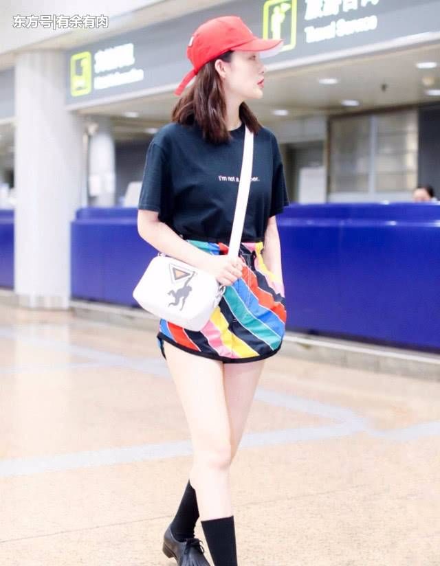 李沁穿了条“纸尿片”质感短裤，真显胖，网友:太辣眼睛了!