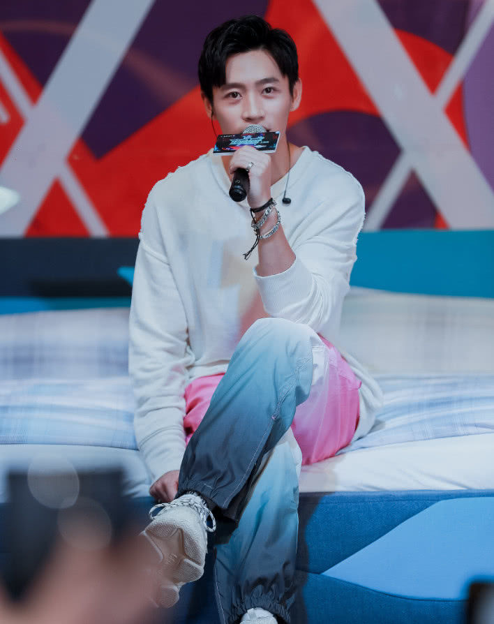 魏晨不仅不刮胡子,还把“自己”穿身上,全靠好身材撑住了!