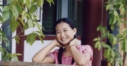 「表演」2001年,贾丹为贾玲舍弃中国传媒大学,现如今贾玲作为回报送她她两房一车