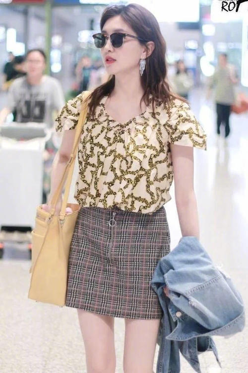 江疏影穿件印花衬衫就出门，目光全程被下身吸引，网友：裤子呢？