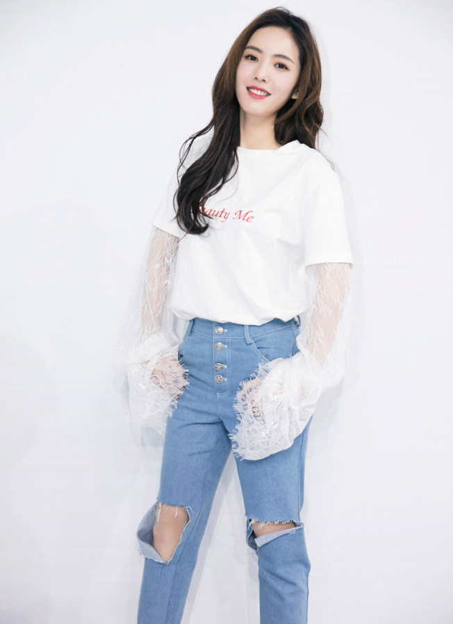 蔡文静手臂加两个“塑料袋”，乍看像袖套，一条裙子还换两双鞋！