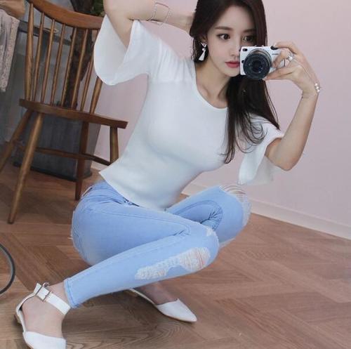 路人街拍：白色吊带镂空连衣裙确实好看，怪不得小姐姐这样自信的