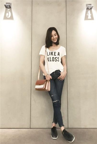 白瞎了大长腿！张钧甯穿衬衫裙捂这么严实，看着都热！