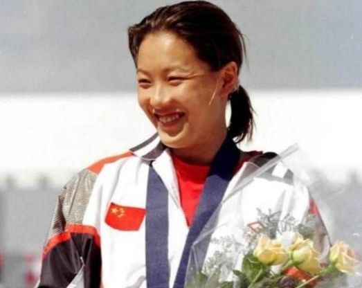  梁锦松■同是跳水皇后,郭晶晶二胎奖励10亿,她嫁66岁老头生活也幸福