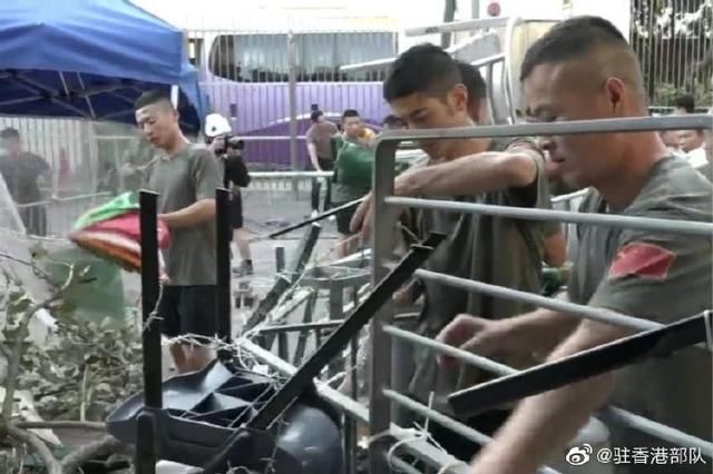 驻港部队：好帅！驻港部队协助清理路障获市民点赞