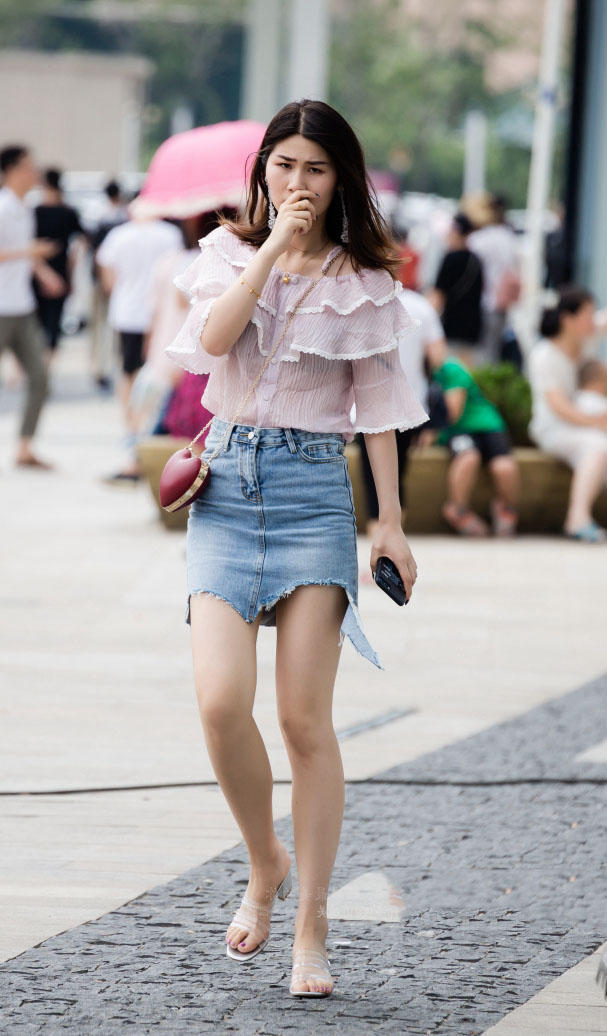 花样小姐姐穿牛仔紧身裙包裹浑圆臀线，优美的身姿很迷人