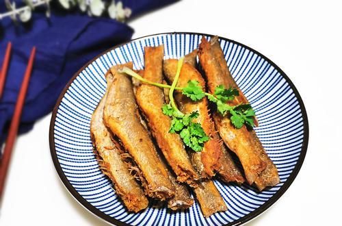  『香酥』小鱼这样做，香酥美味，小刺可以嚼着吃，再也不怕卡嗓子了