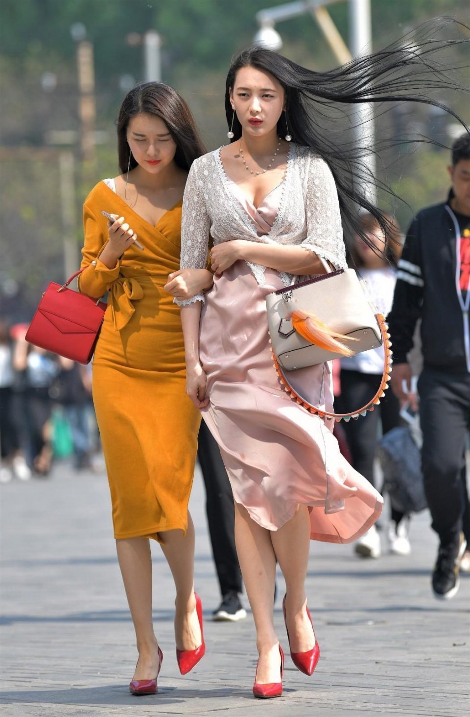 街拍美女：包臀裙、连衣裙，这两个小姐姐，优雅又迷人！