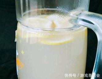  『柠檬薏仁水』它与柠檬一起吃，利水消肿，美白肌肤，相当于慢跑一小时！