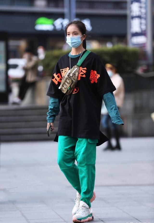  紧身：绿色衣服又出新玩法，别再傻傻的穿紧身上衣了，今年流行这几款