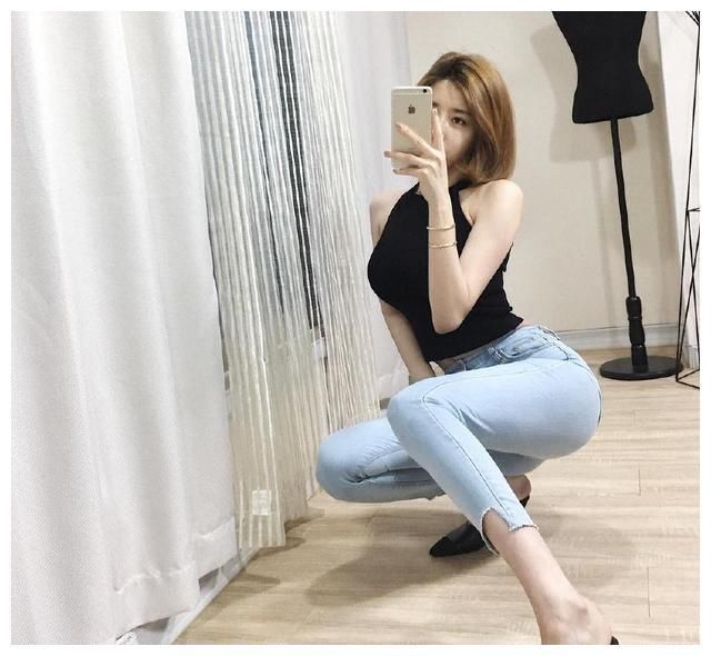 时尚紧身牛仔裤,搭配简约有力的紧身上衣,深深吸引了我