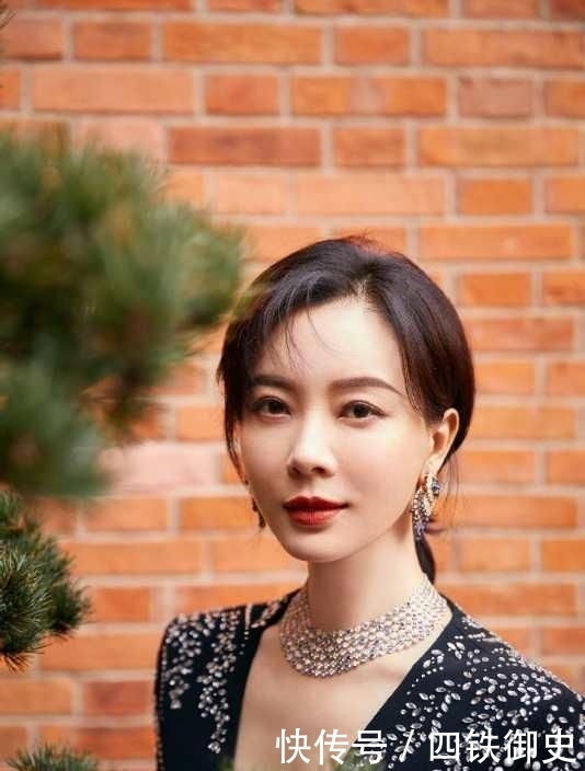 『 陈数』43岁依然美得惊艳,陈数太敢穿了!先是深V连衣裙又穿豹纹配长裙