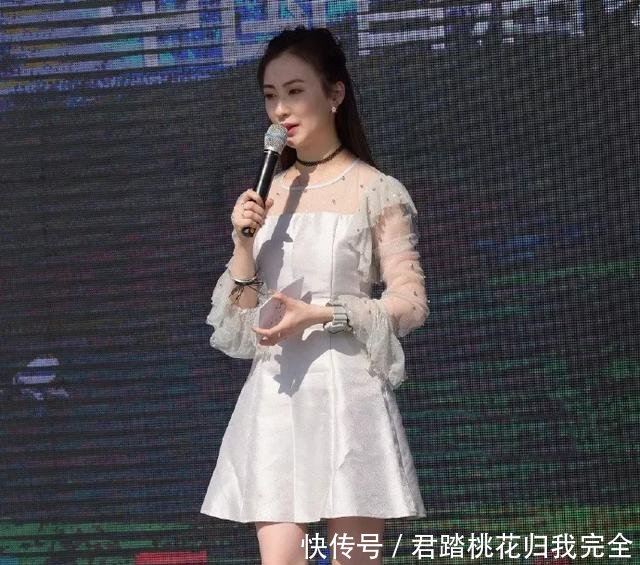 「身上穿着一」一双优雅的尖头高跟鞋,清新的色调,让她走路的姿态显得更加迷人