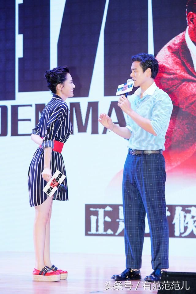 49岁许晴好拼，全身上下只穿一件衬衫出席活动，网友：只有29岁吧