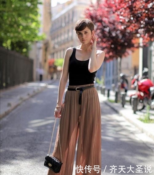 #气质#女人穿阔腿裤时,别总搭衬衫,当下流行这4种穿法,时髦又高级