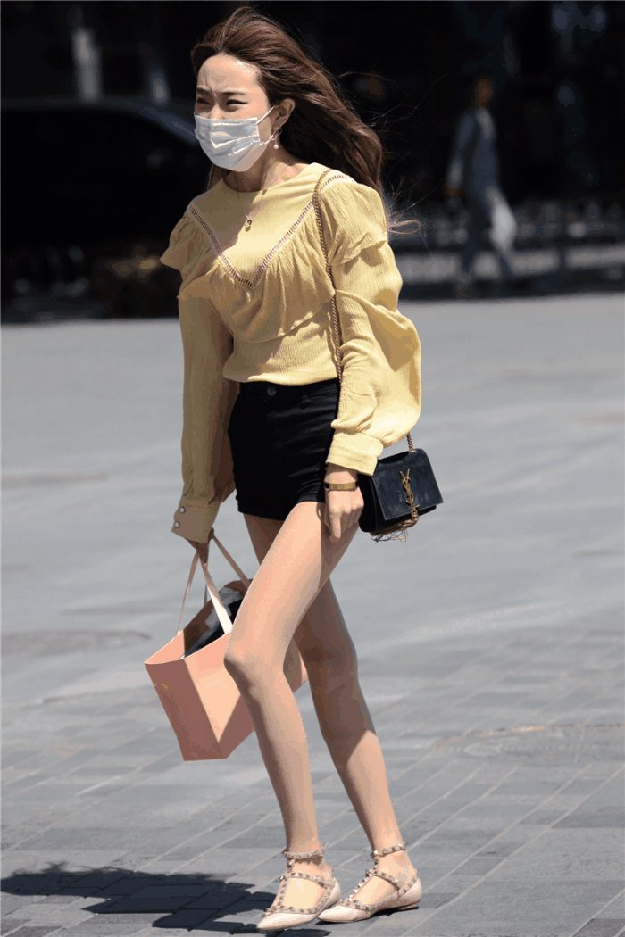 街拍:肉丝口罩美女，“妆”出来的美丽，丝袜衬托出的”美腿“