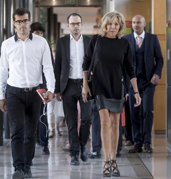 法国第一夫人穿着大胆:半透白纱扮嫩，与大三岁婆婆相比颜值高!