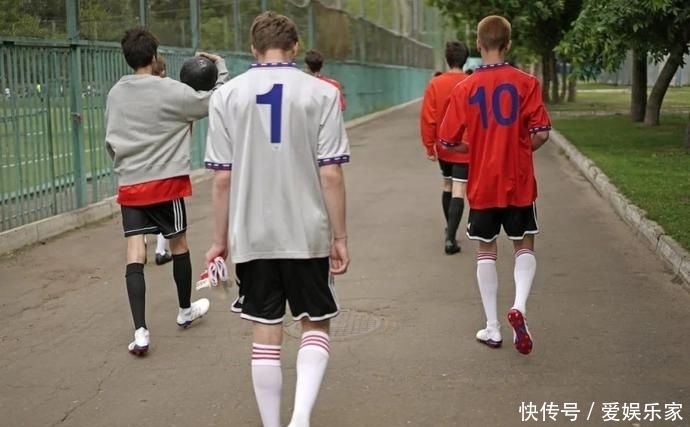 秀场■把足球带上巴黎时装周秀场,Balenciaga这次来真的了!