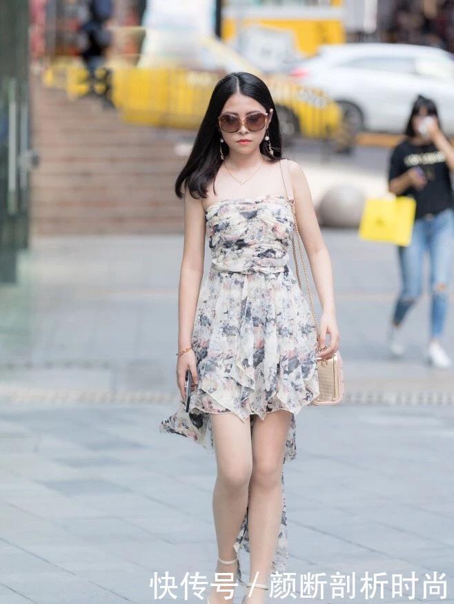 街拍:小的姐姐脚上有蛇形纹身,神秘魅惑,绑带鞋显脚瘦又性感!!