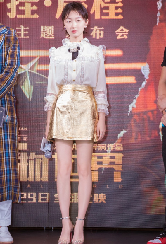 周冬雨穿短裤亮相，你只关注她的美腿？她的耳环才是最大亮点！