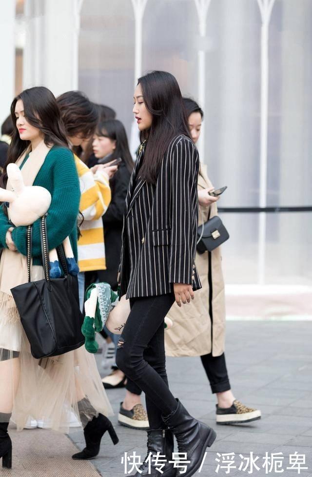 【美女】街拍小姐姐穿粉衬衣清凉上街,自信的女人最性感