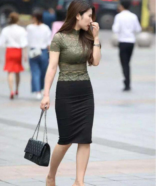  #潮装#街拍：白色的短裤，配一件时尚的潮装，小姐姐又酷又美