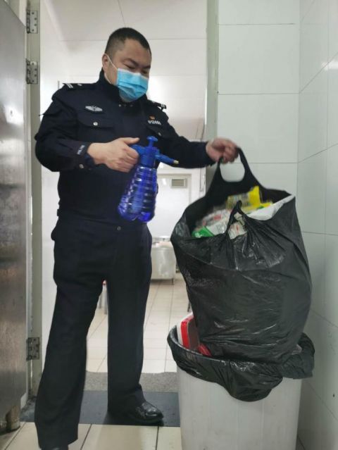  #回家#图片故事 | 疫情不除 绝不回家——记北京站派出所“炊事班长”王力